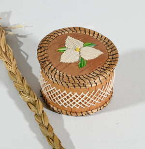 Vintage Anishinaabe Quill Box with Trillium