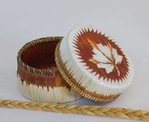 Quill Box with Modified Maple Leaf by Unknown Artist